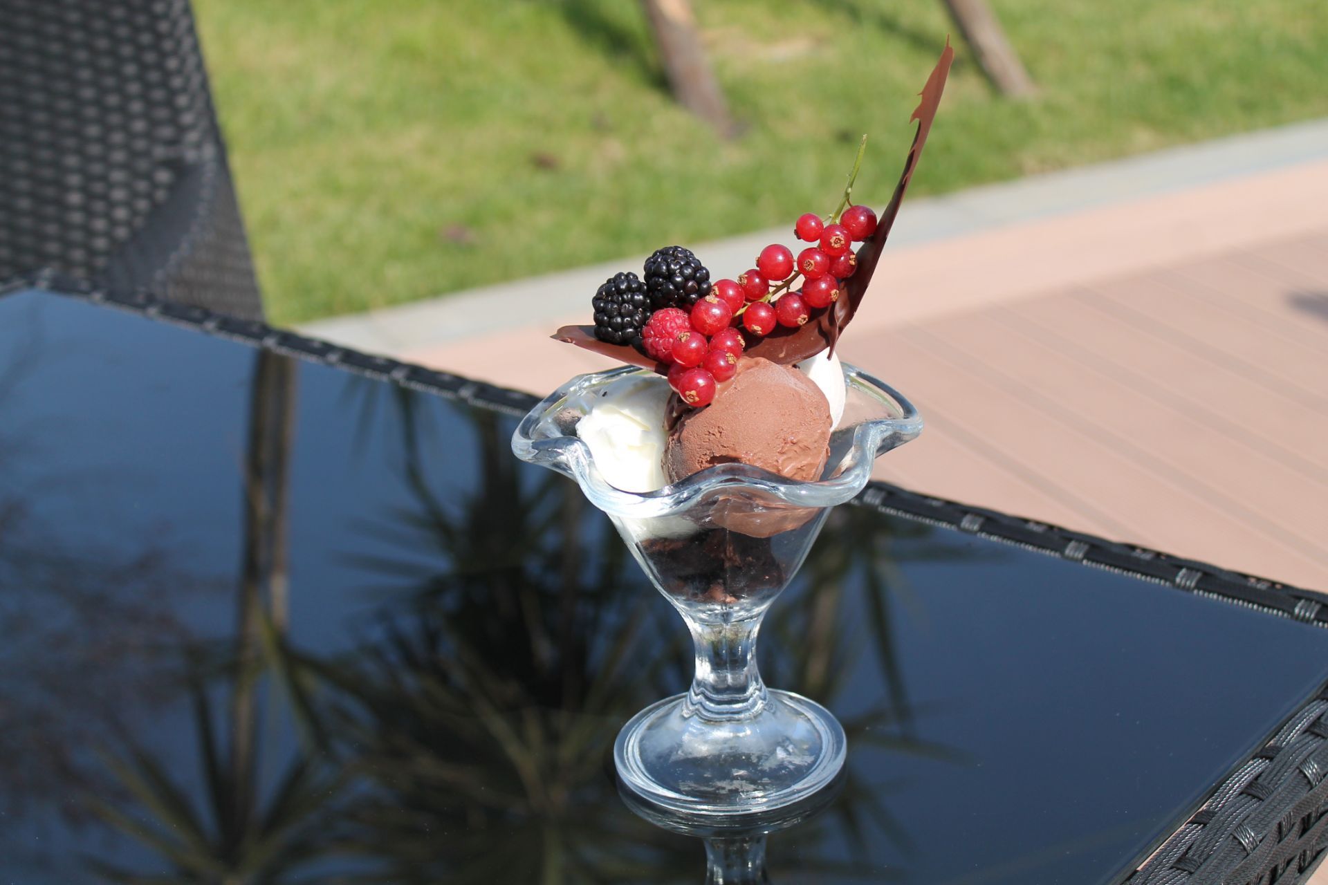 Coppa gelato con frutti di bosco