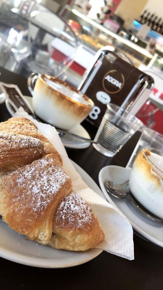 Cappuccino e brioche appena sfornate