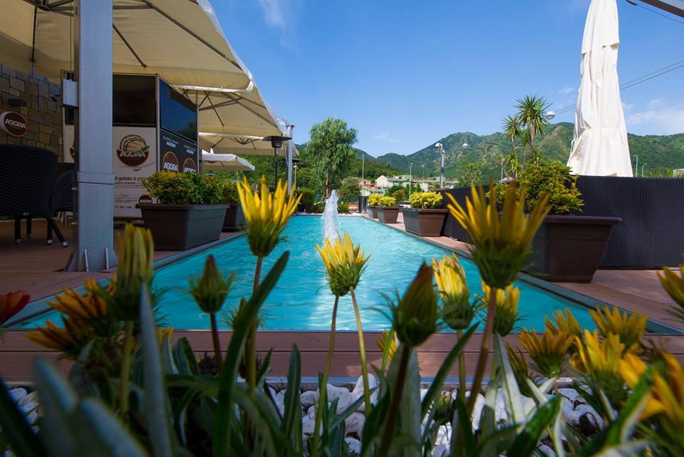 American bar con tavoli all'aperto