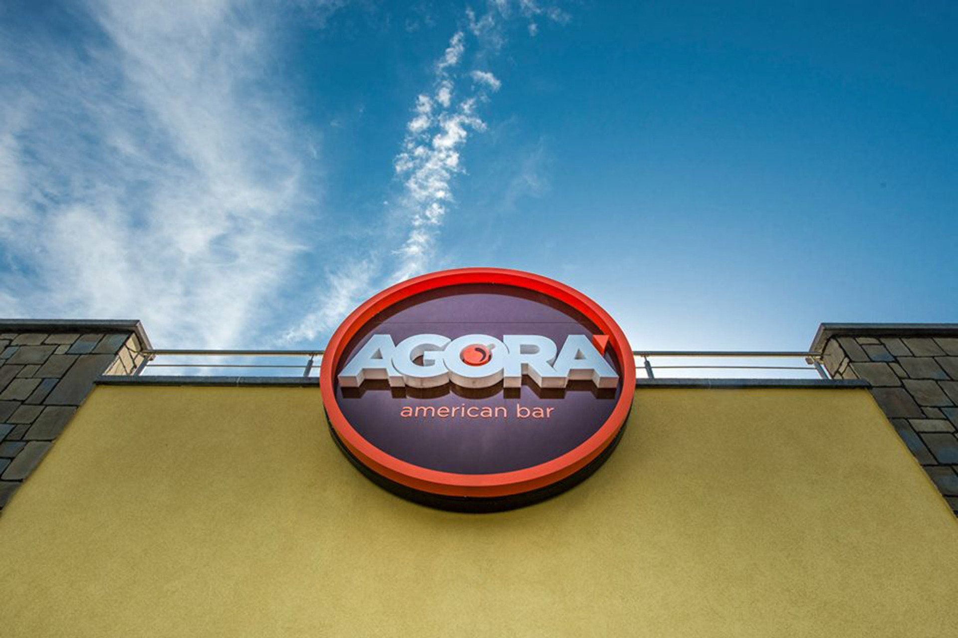 L'insegna con il logo del bar-bistrot