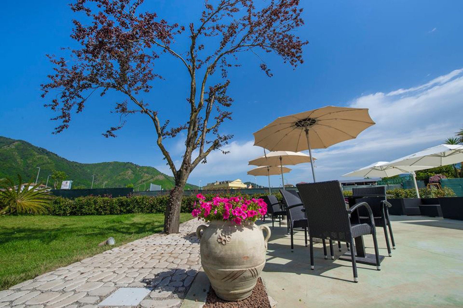 Lo spazio esterno dell'american bar con tavoli all'aperto