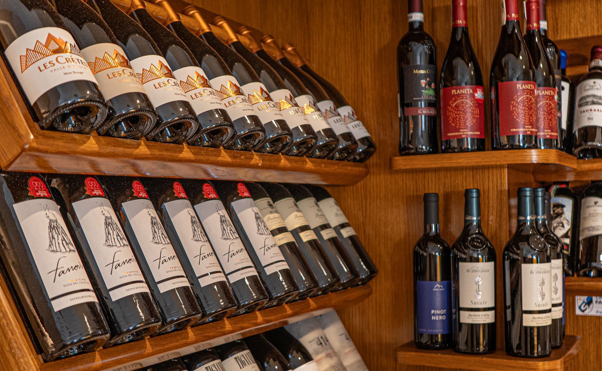 Un piatto di frutti di mare è seduto su un tavolo.