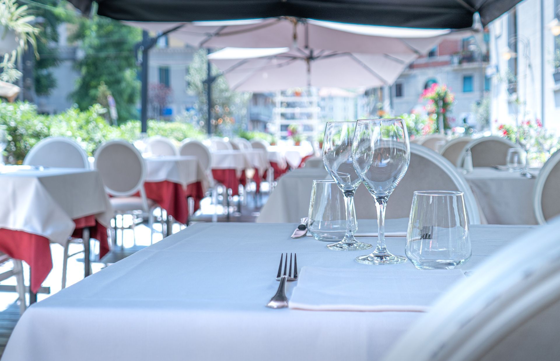 Una pentola piena di frutti di mare e verdure su un tavolo.