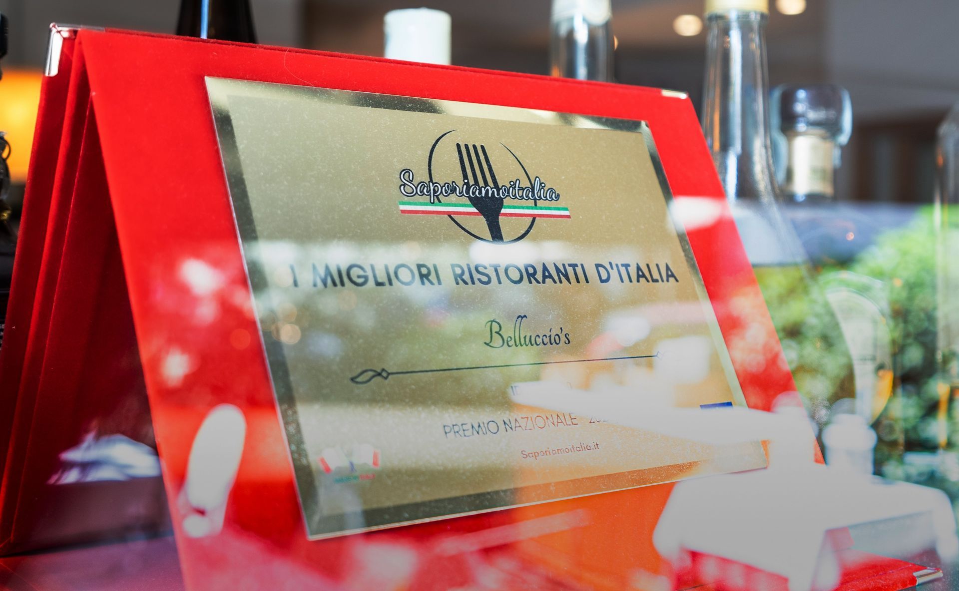 Un piatto di gamberetti cotti su un tavolo blu.