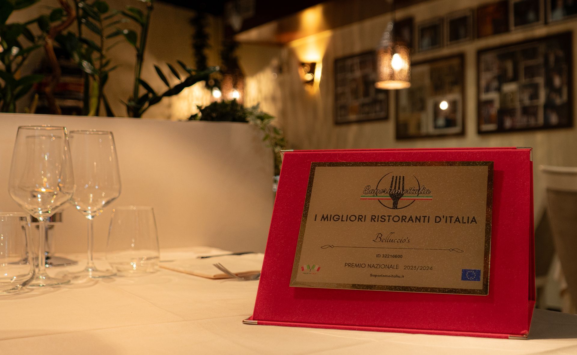 Una fila di gamberetti seduti su piatti su una griglia.