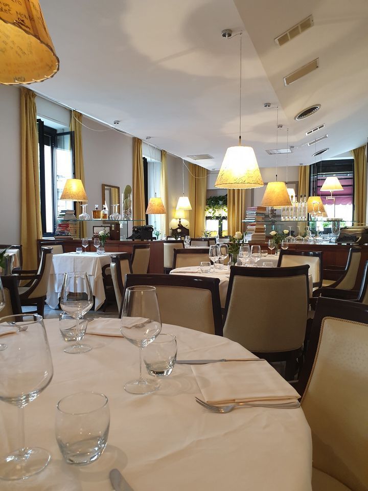 Una pentola piena di frutti di mare e verdure su un tavolo.