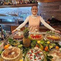 Un primo piano di un piatto di cibo con cozze e tagliatelle