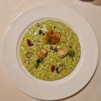 Un piatto di frutti di mare è seduto su un tavolo.