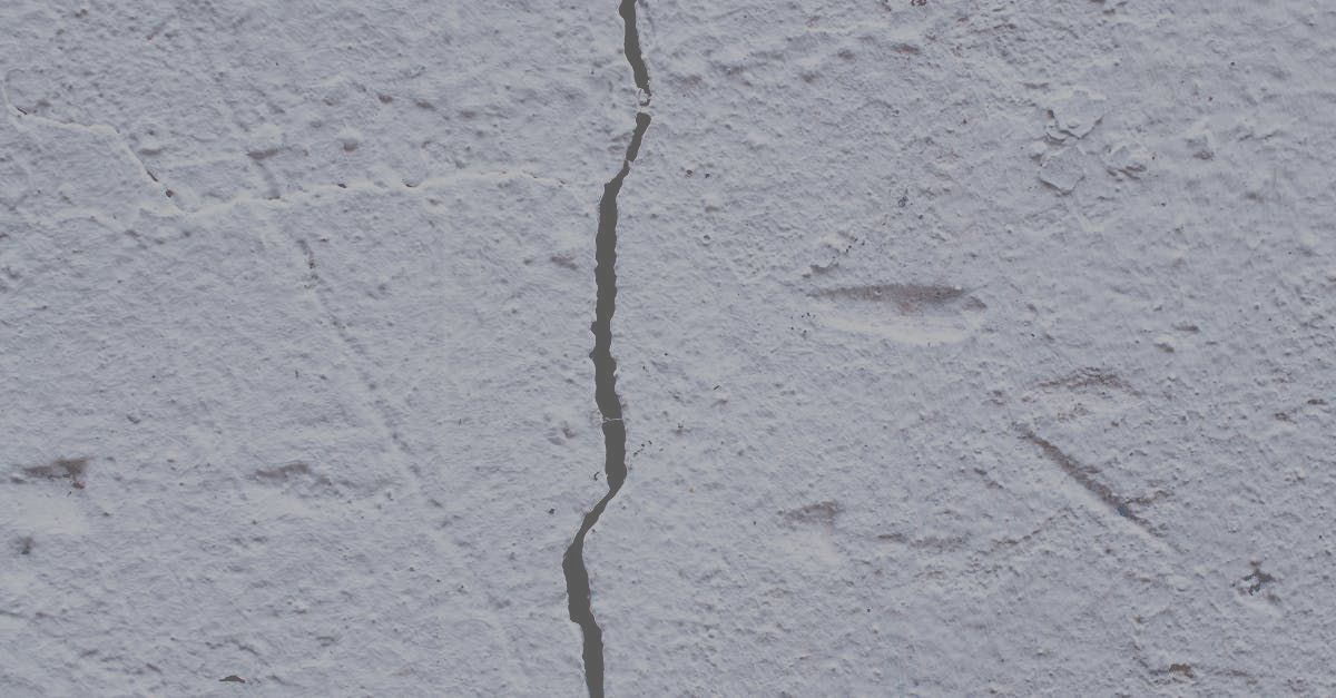 Foundation crack that needs repair.