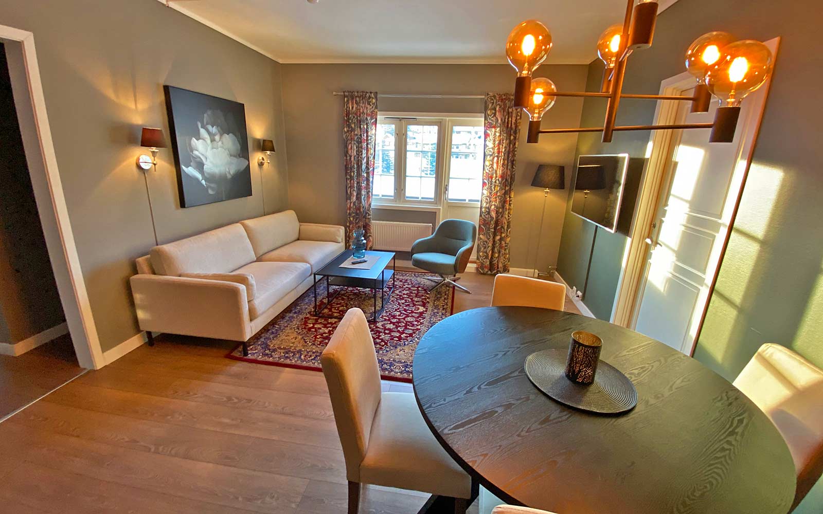 En stue med sofa , bord og stoler.