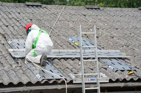 Ervaren dakwerker in Deinze gespecialiseerd in het veilig verwijderen van asbest en dakrenovaties.