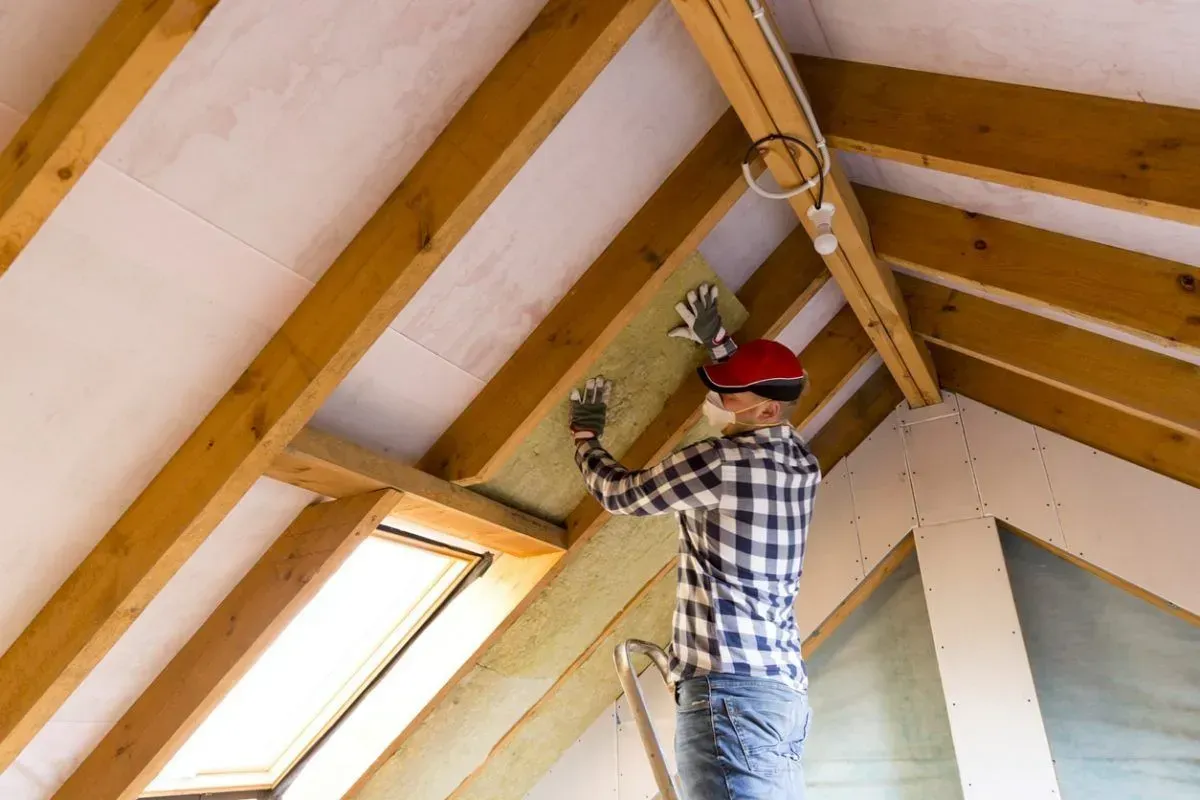 Professionele dakisolatie aangebracht in Deinze voor energiebesparing en een comfortabel binnenklimaat.