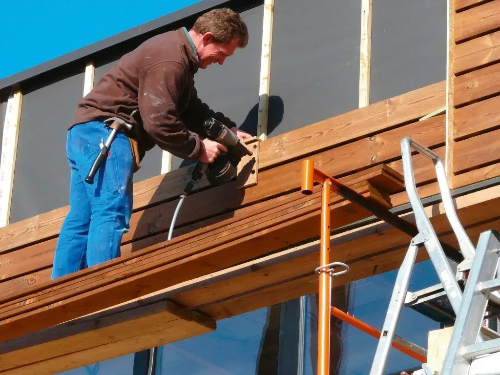 Moderne gevelbekleding aangebracht voor een stijlvolle uitstraling en extra bescherming van de woning.