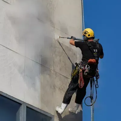 Professionele gevelreiniging uitgevoerd in Deinze voor een frisse en schone uitstraling van de gevel.