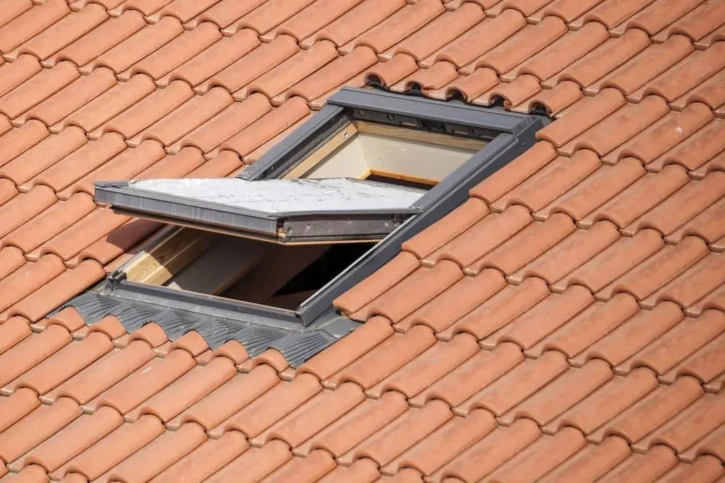 Velux dakraam geïnstalleerd voor extra daglicht en ventilatie in de ruimte.