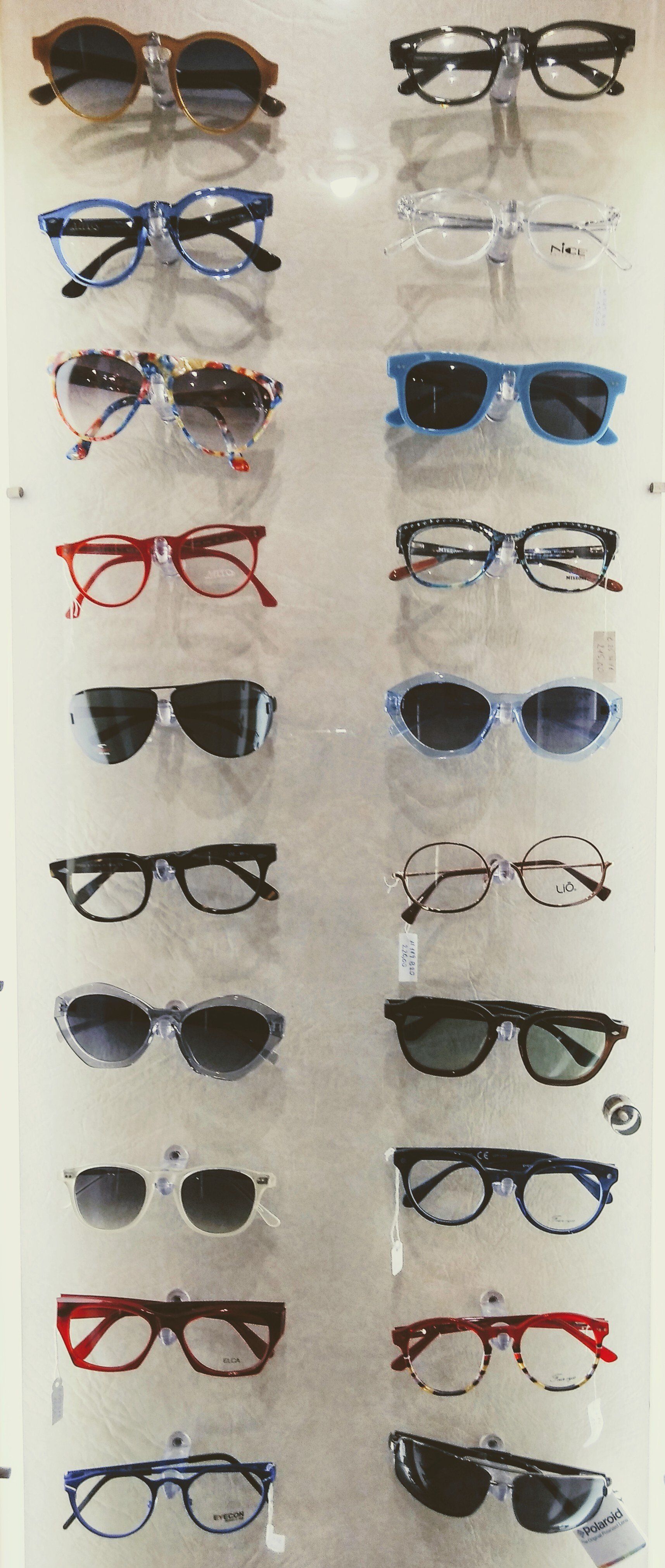 espositore con occhiali da sole e da vista