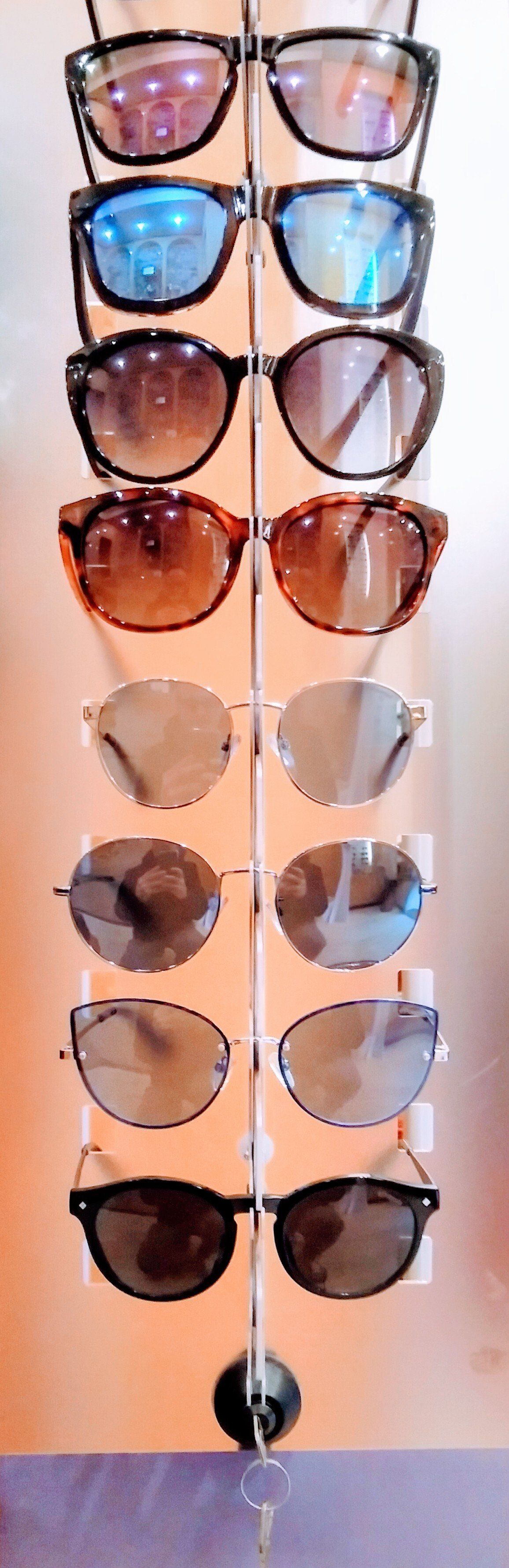 espositore con occhiali da sole