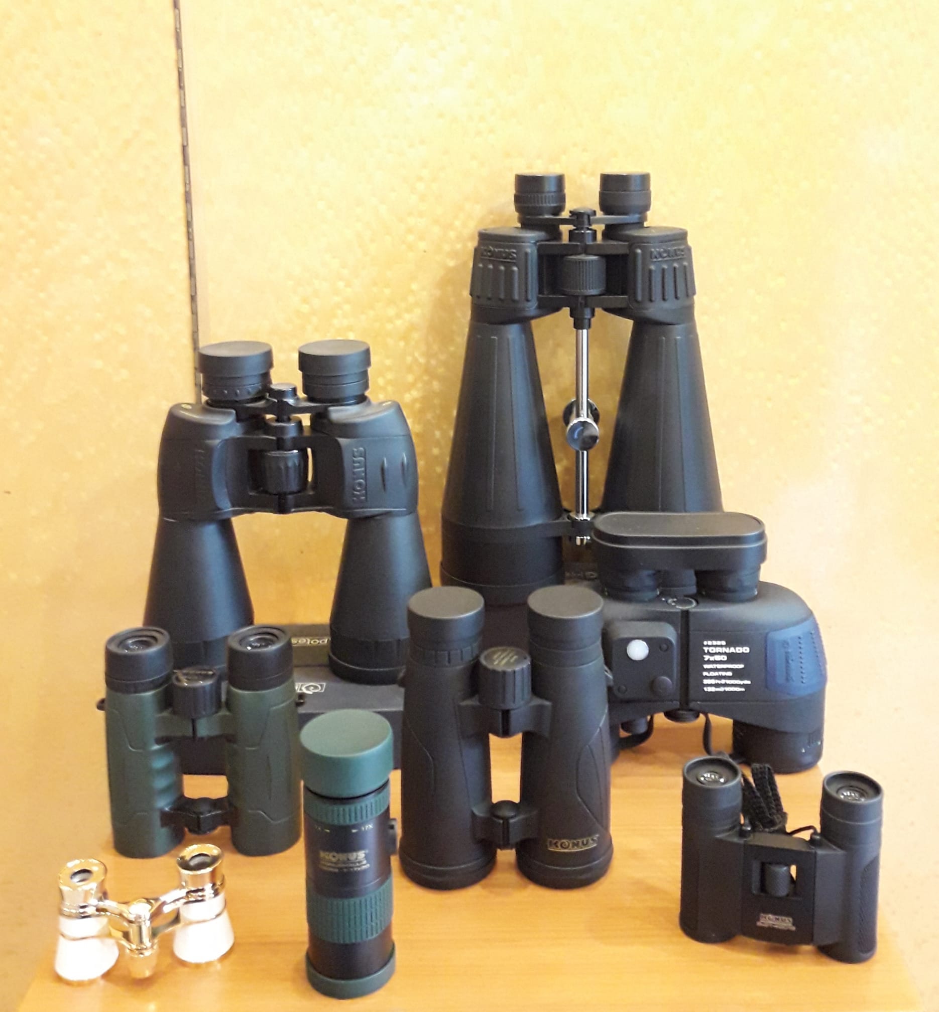 Assortimento di binocoli e cannocchiali