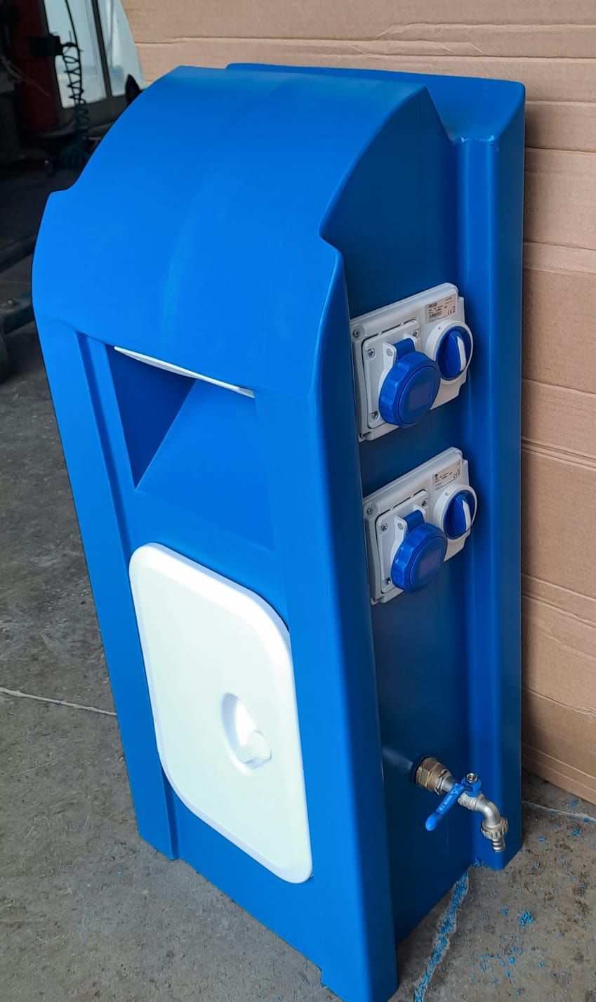 Cassetta di servizio blu con due prese elettriche, pannello di accesso bianco e rubinetto dell'acqua.