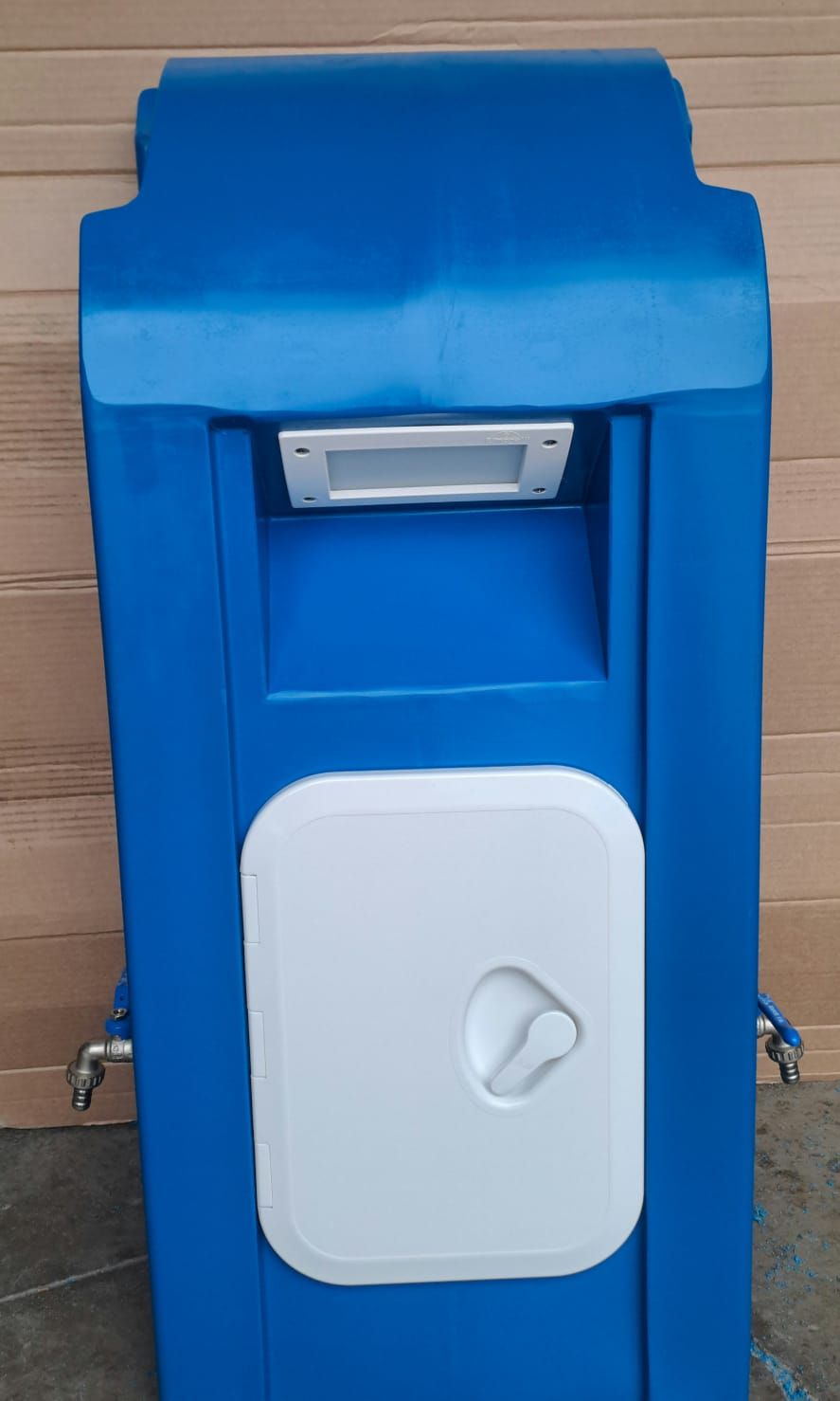 Toilette portatile blu e bianca con luce e porta.