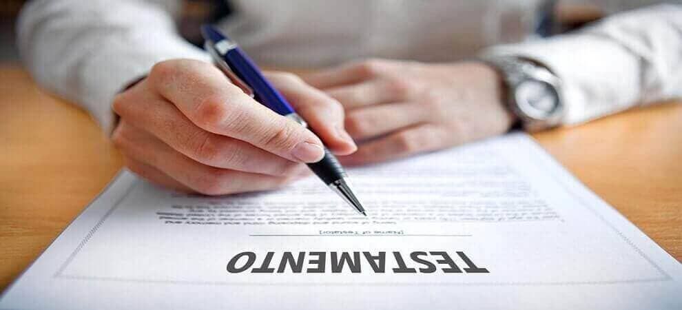 Una persona está escribiendo en un trozo de papel con un bolígrafo.