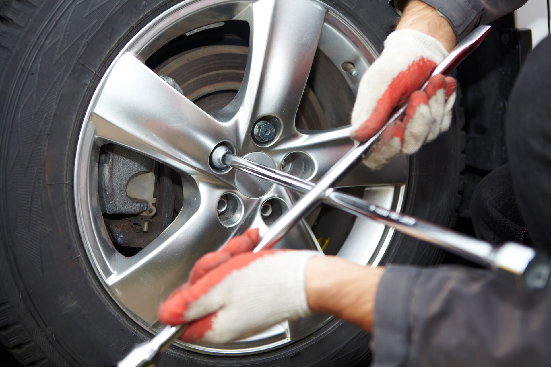 mechanic working on a tire change, showcasing the expertise of a top tire change provider