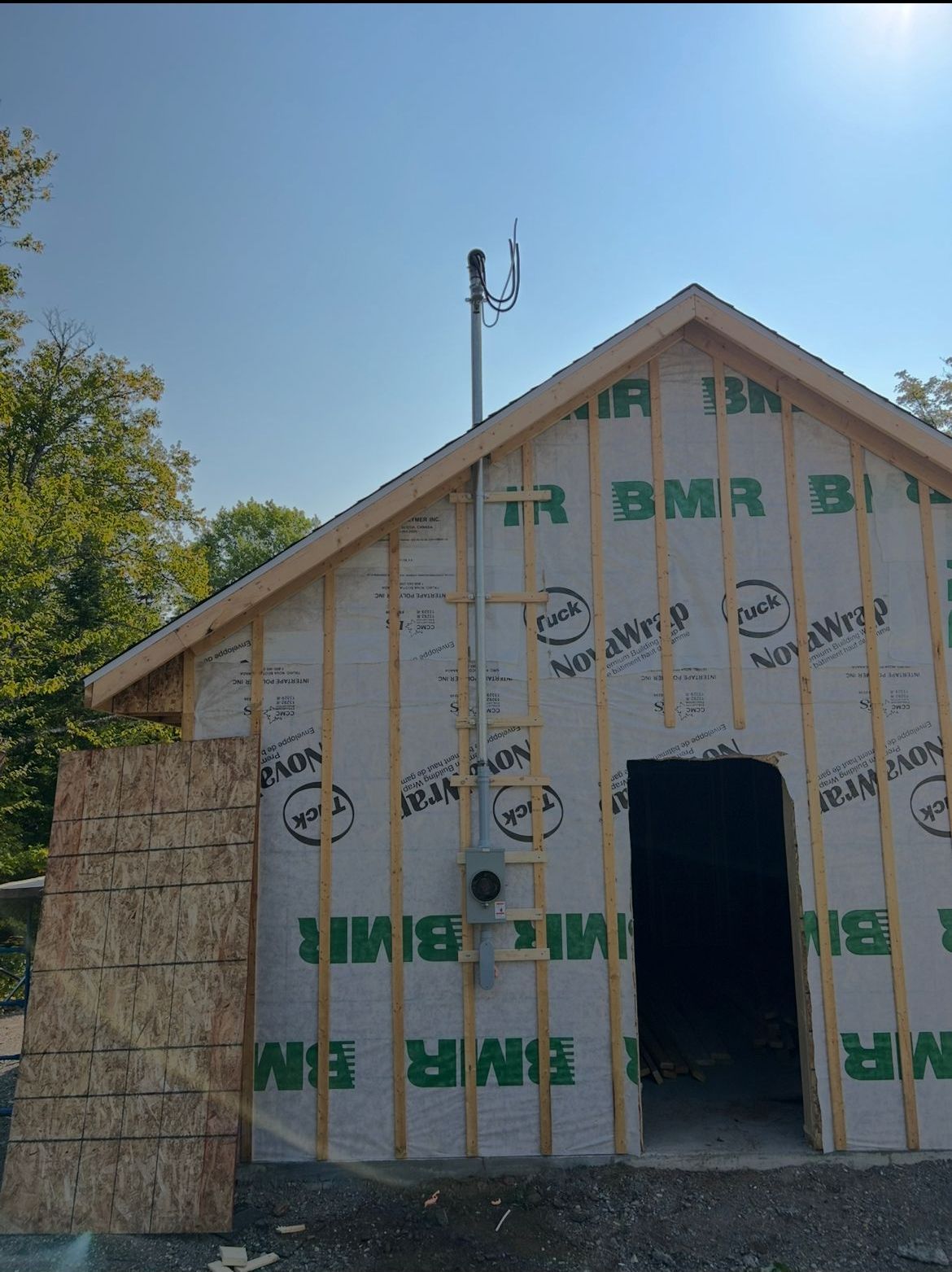 Un bâtiment avec un toit sur lequel est inscrit le mot BMR