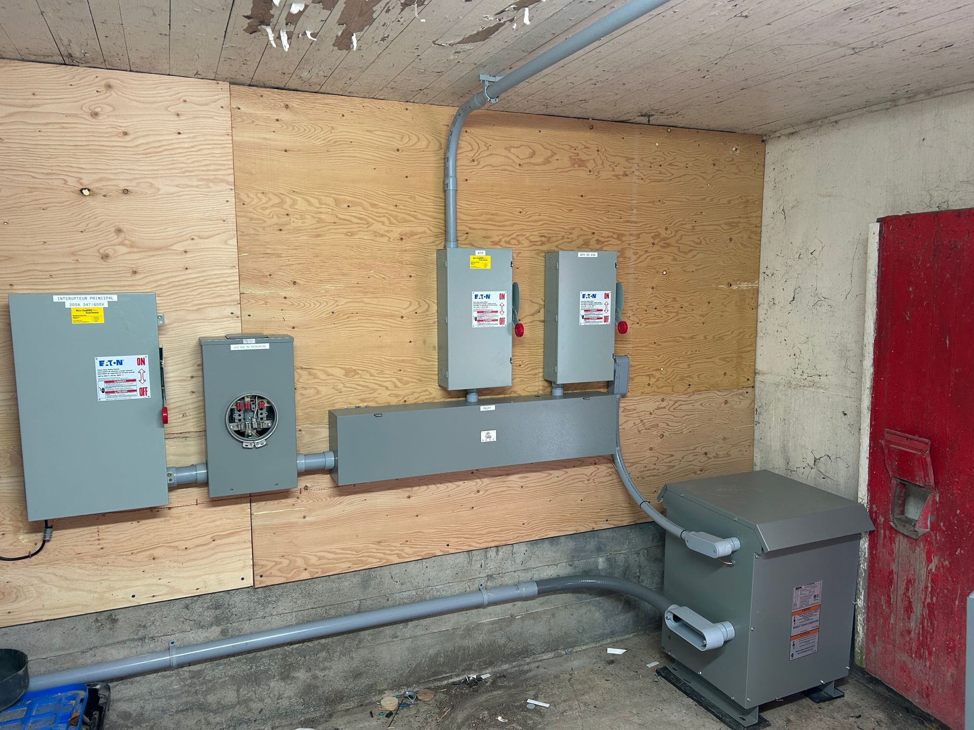 Une pièce avec beaucoup d'équipements électriques sur le mur