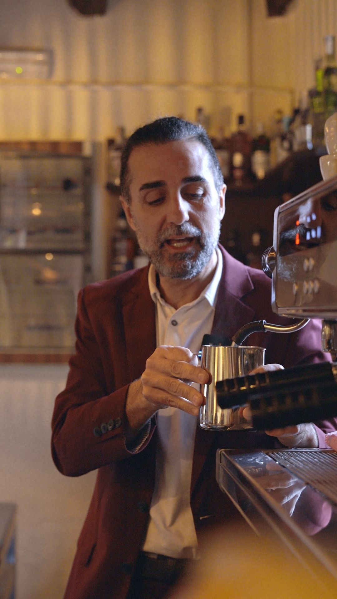 Xavi Iglesias preparando cafe