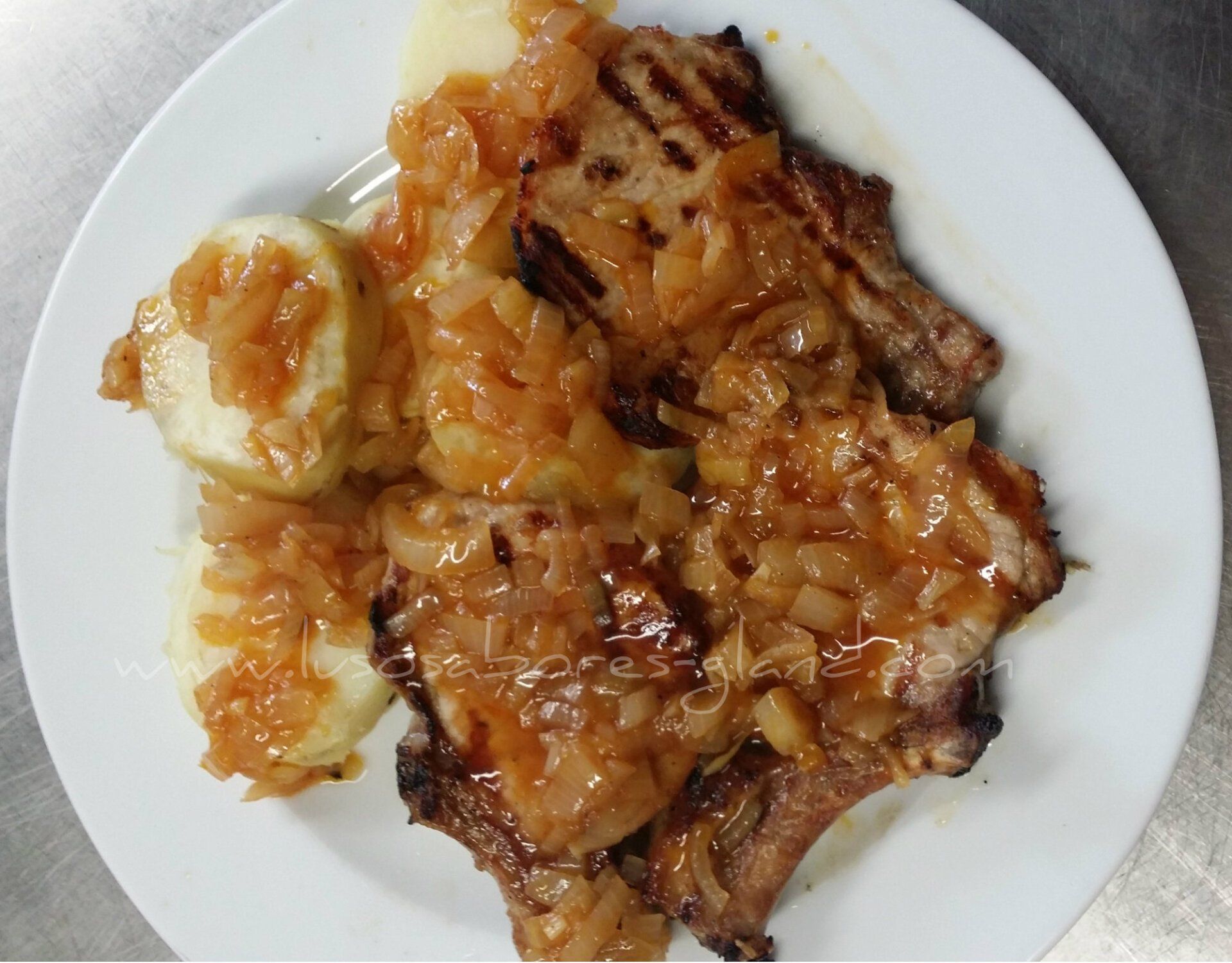 Costoletas porco c/cebolada
