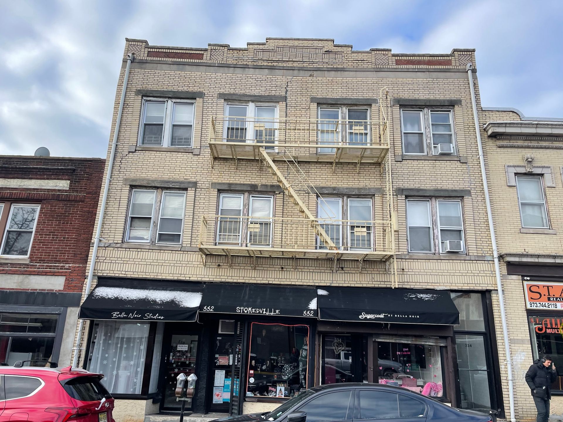 Brick veneer facade of building cracking and corroding