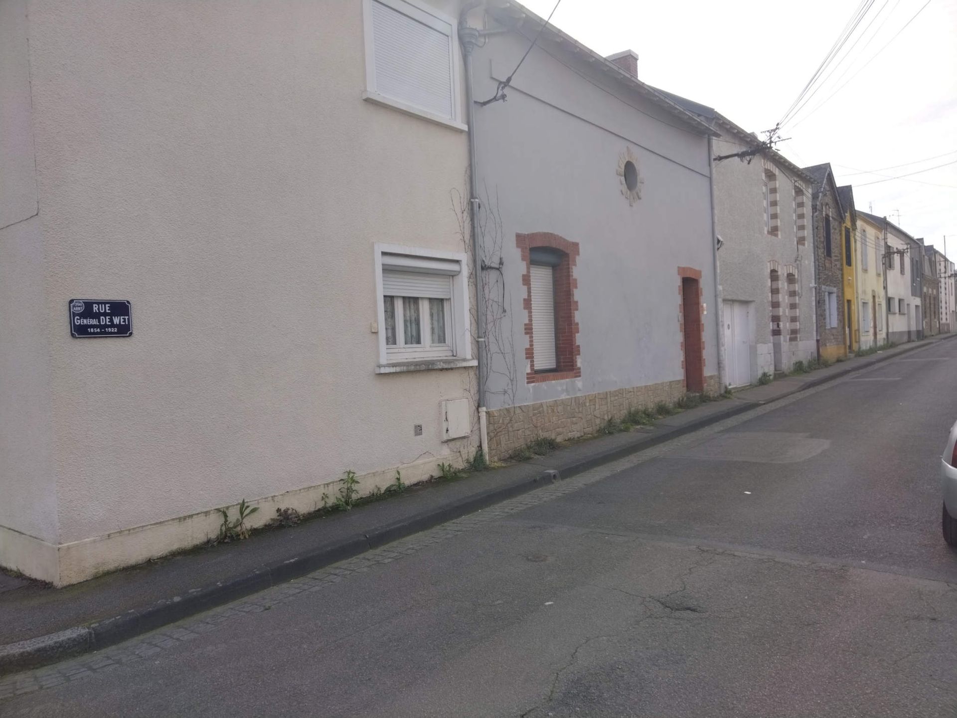 Maison en pierre rénové avec extension - jardin paysager avec arbres