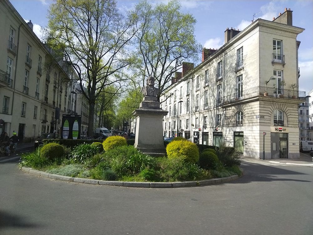 place Guist'Hau à Nantes avec immeubles de standing
