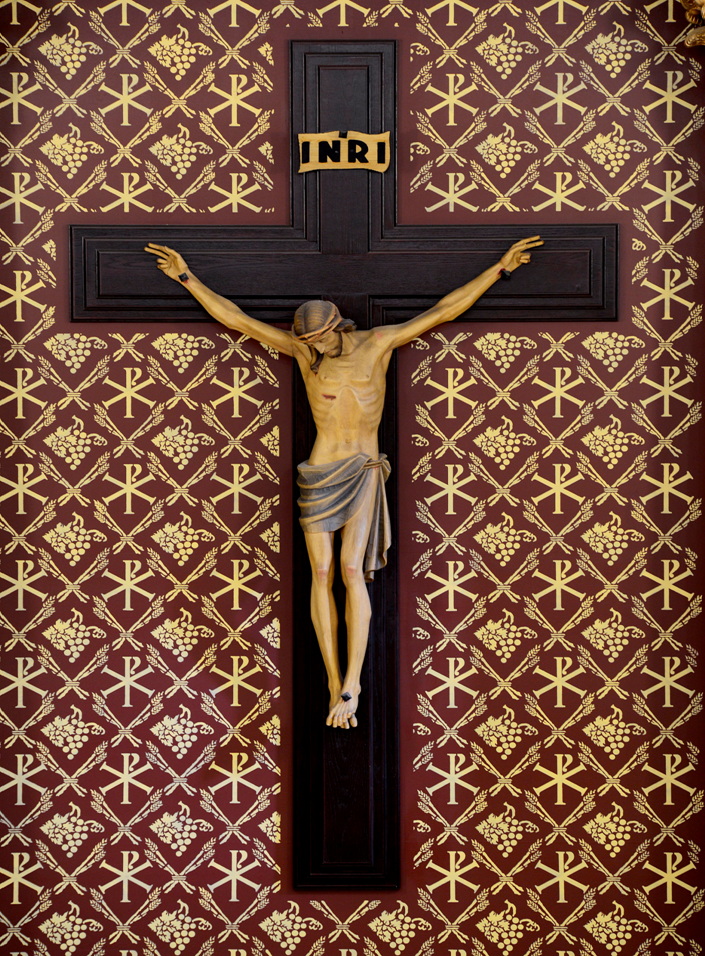 A cross with the word inri on it
