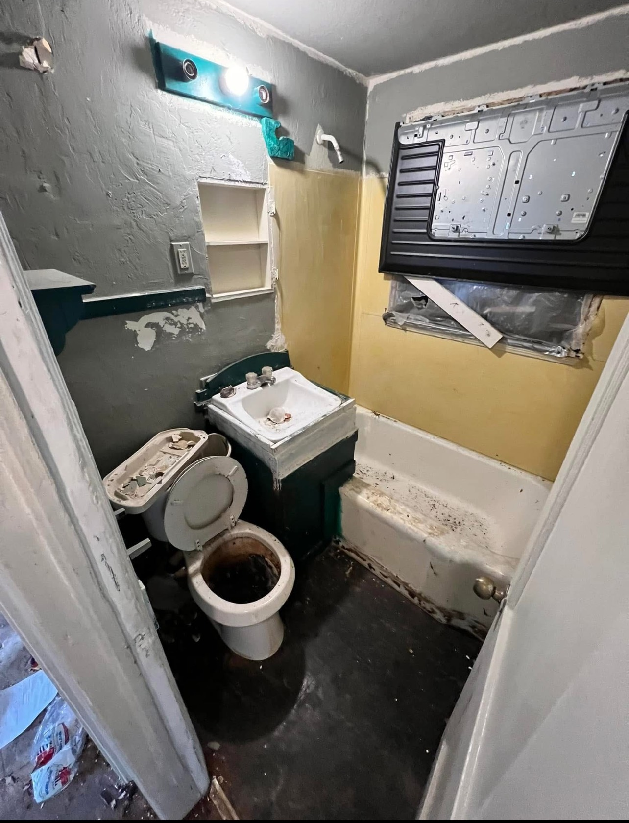 A bathroom with a toilet , sink , and bathtub.