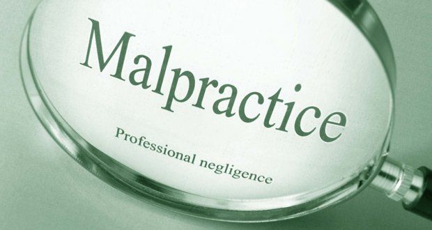 dentista durante un trattamento