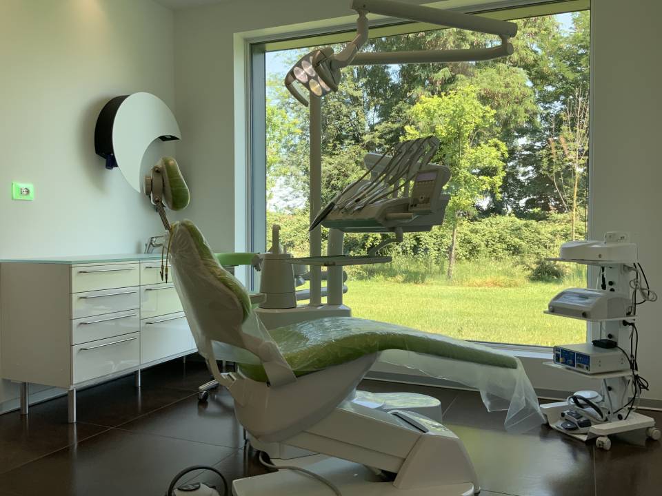 poltrona dentista con vista sul giardino