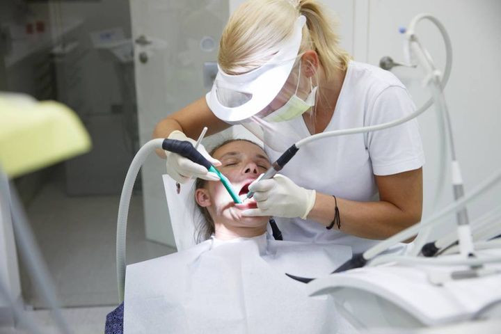 Visita dentistica di ragazza