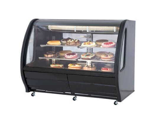 Una vitrina negra llena de pasteles sobre un fondo blanco