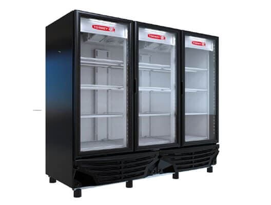 Un frigorífico negro con tres puertas de cristal sobre fondo blanco.