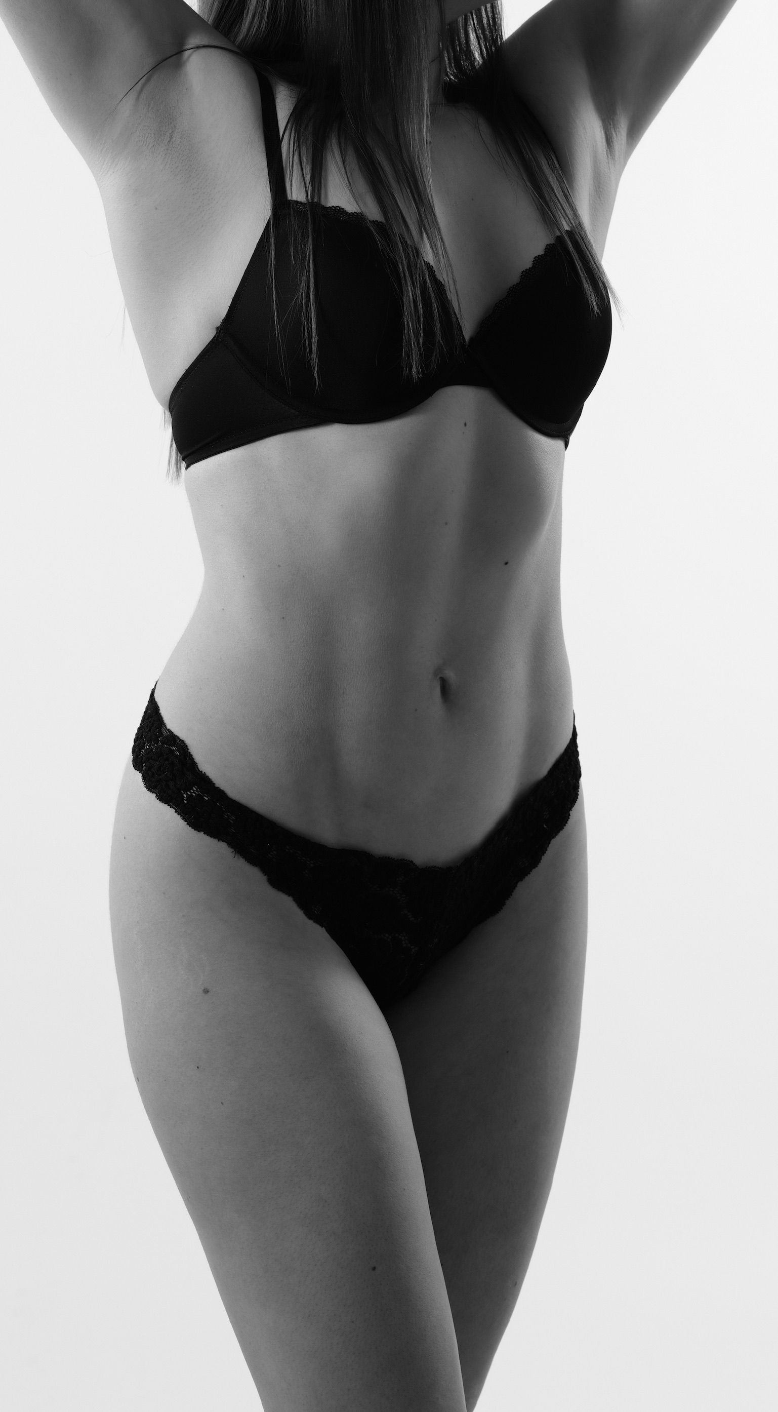 Femme en lingerie liposuccion du ventre après vue de profil