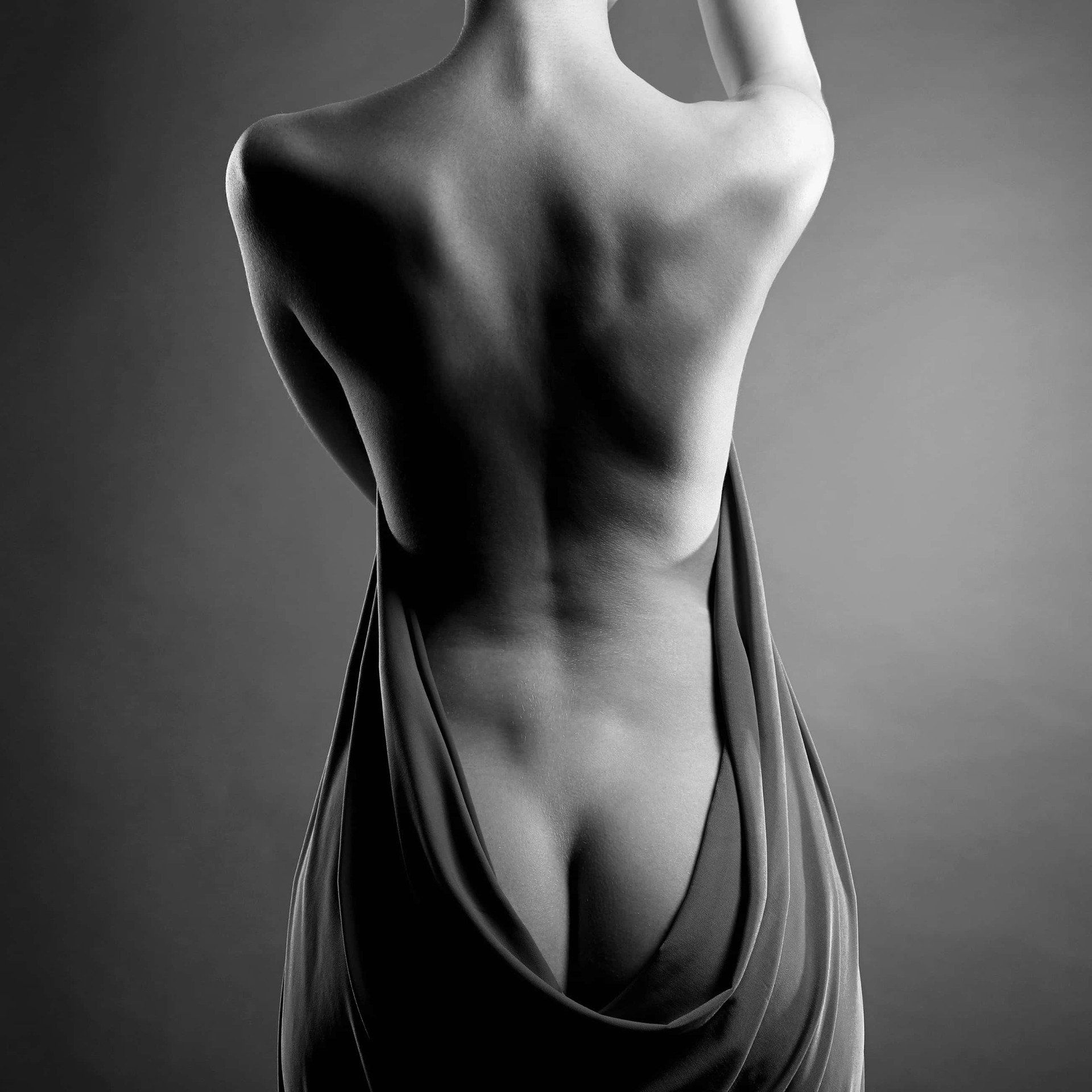 femme de dos en noir et blanc silhouette