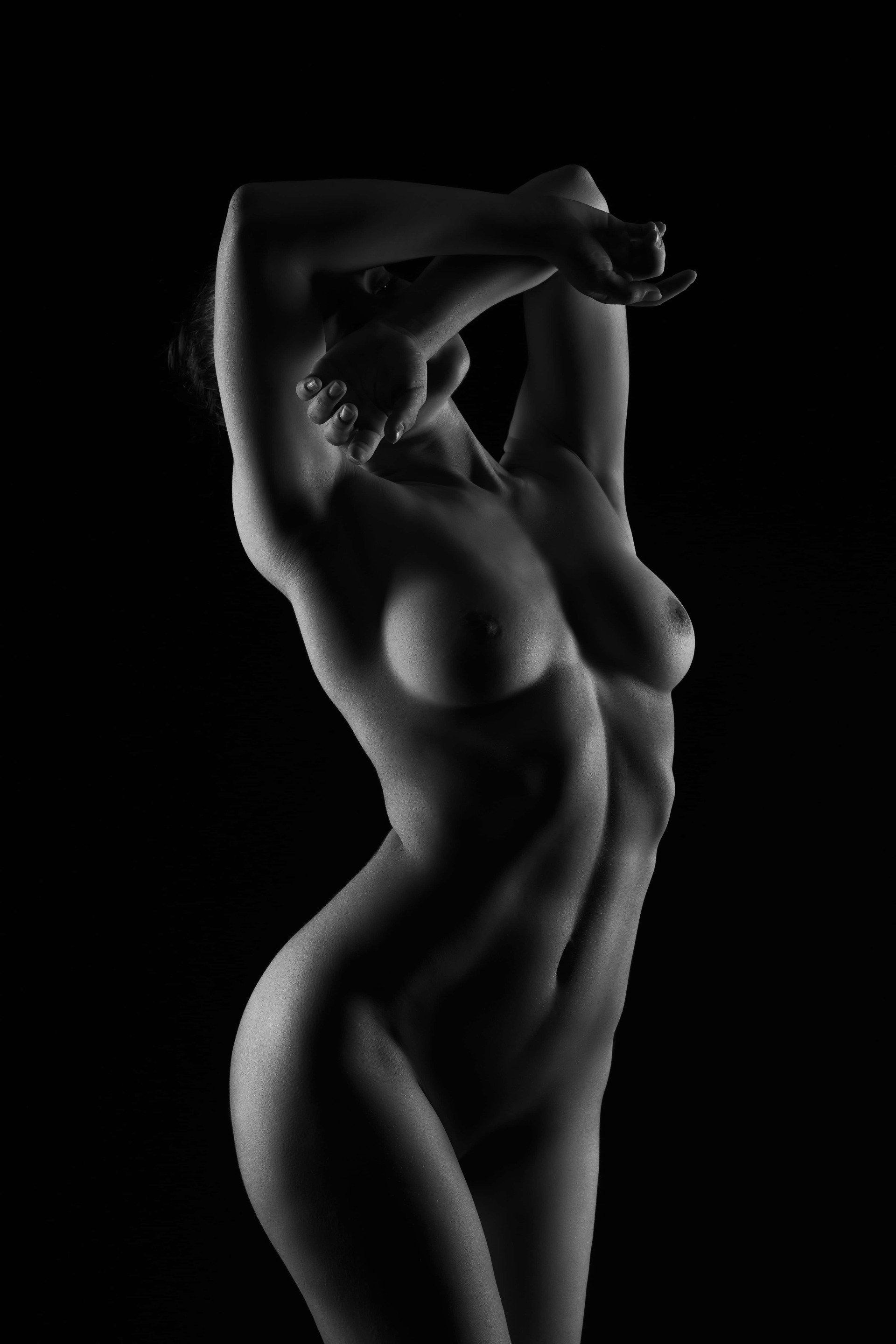 silhouette de femme en noir et blanc