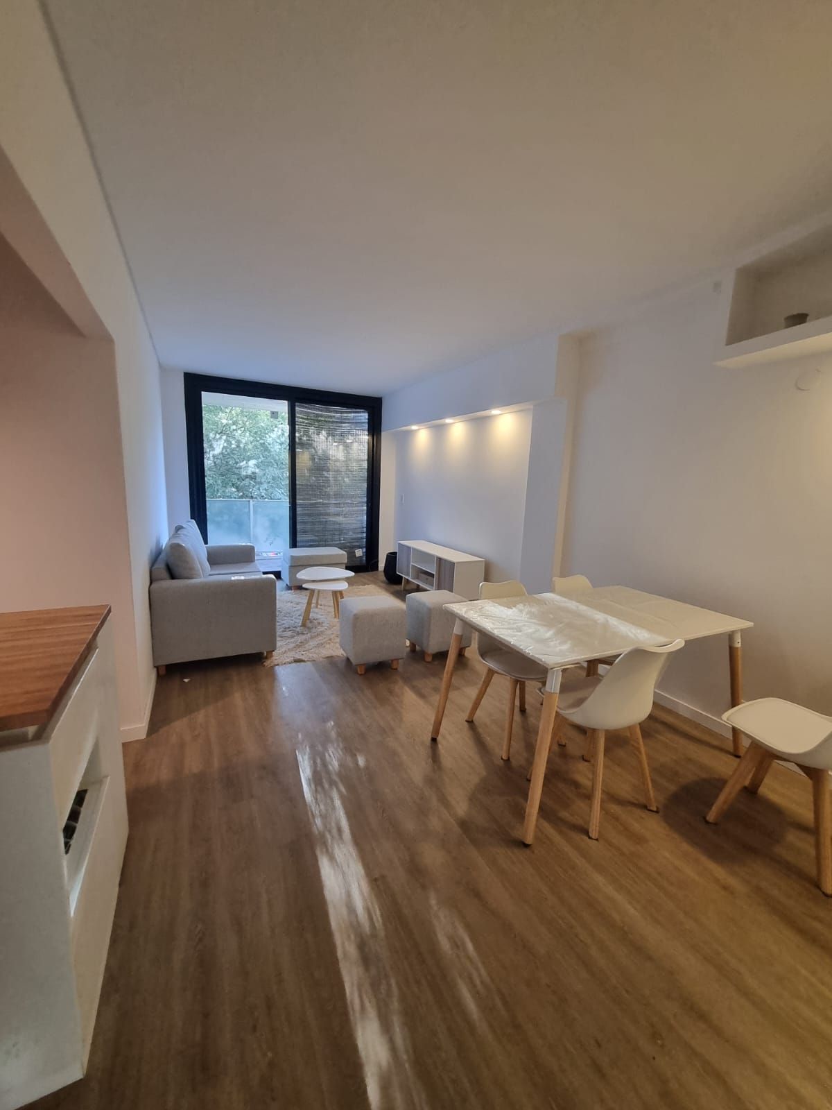 Una sala de estar con una mesa y sillas y un sofá.