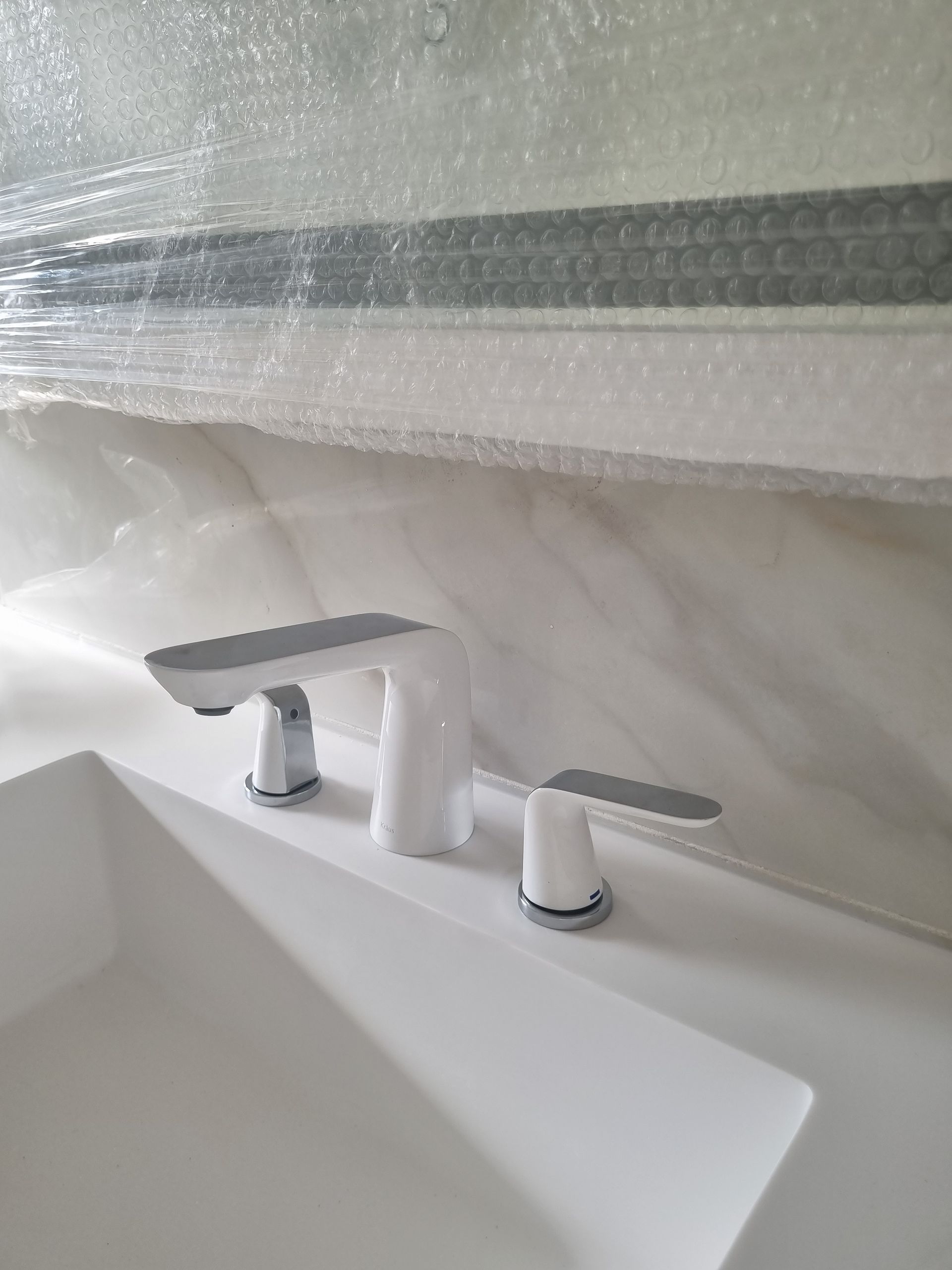 Un lavabo de baño con grifo y espejo.