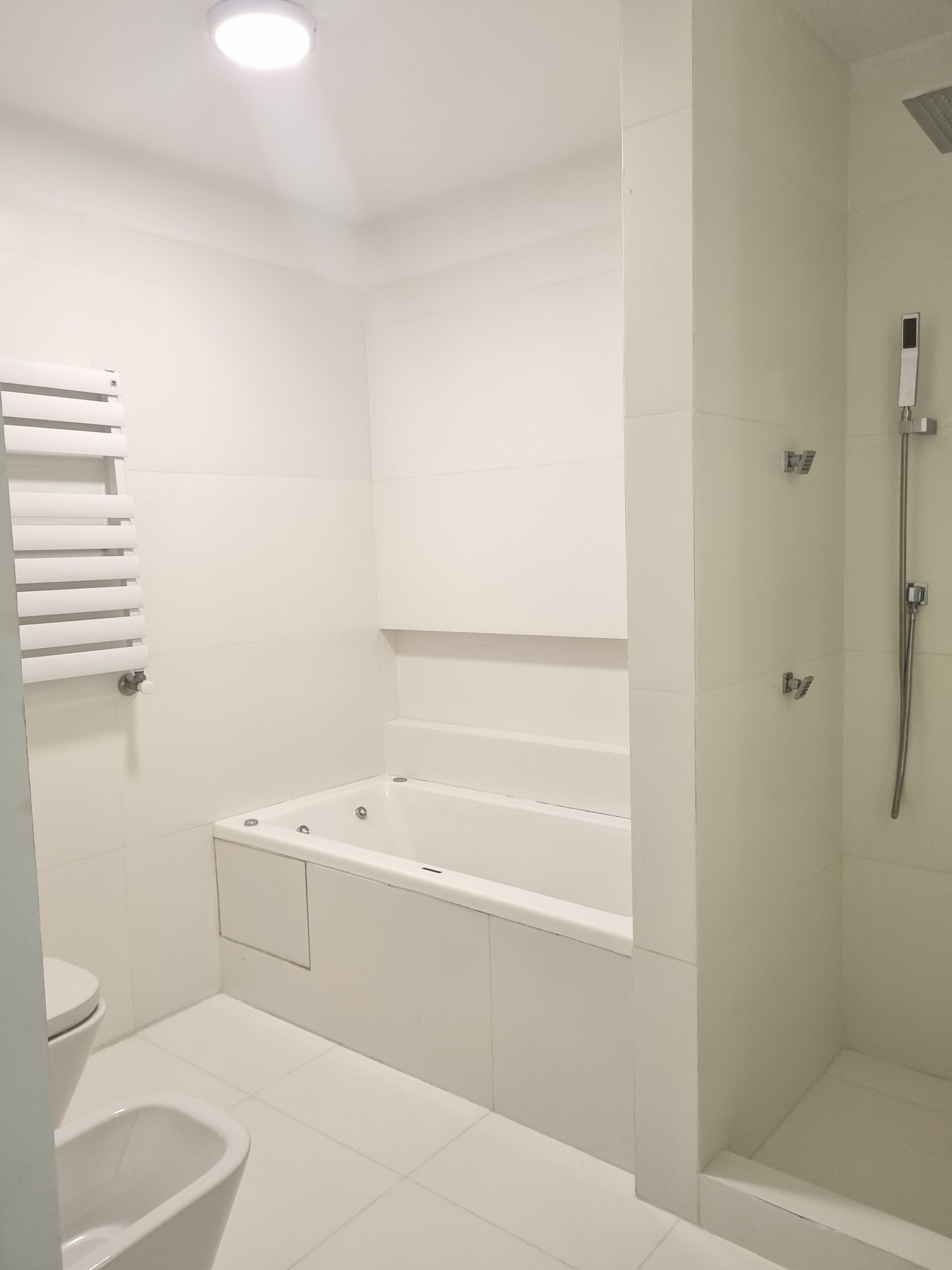 Un baño con bañera, inodoro y ducha.