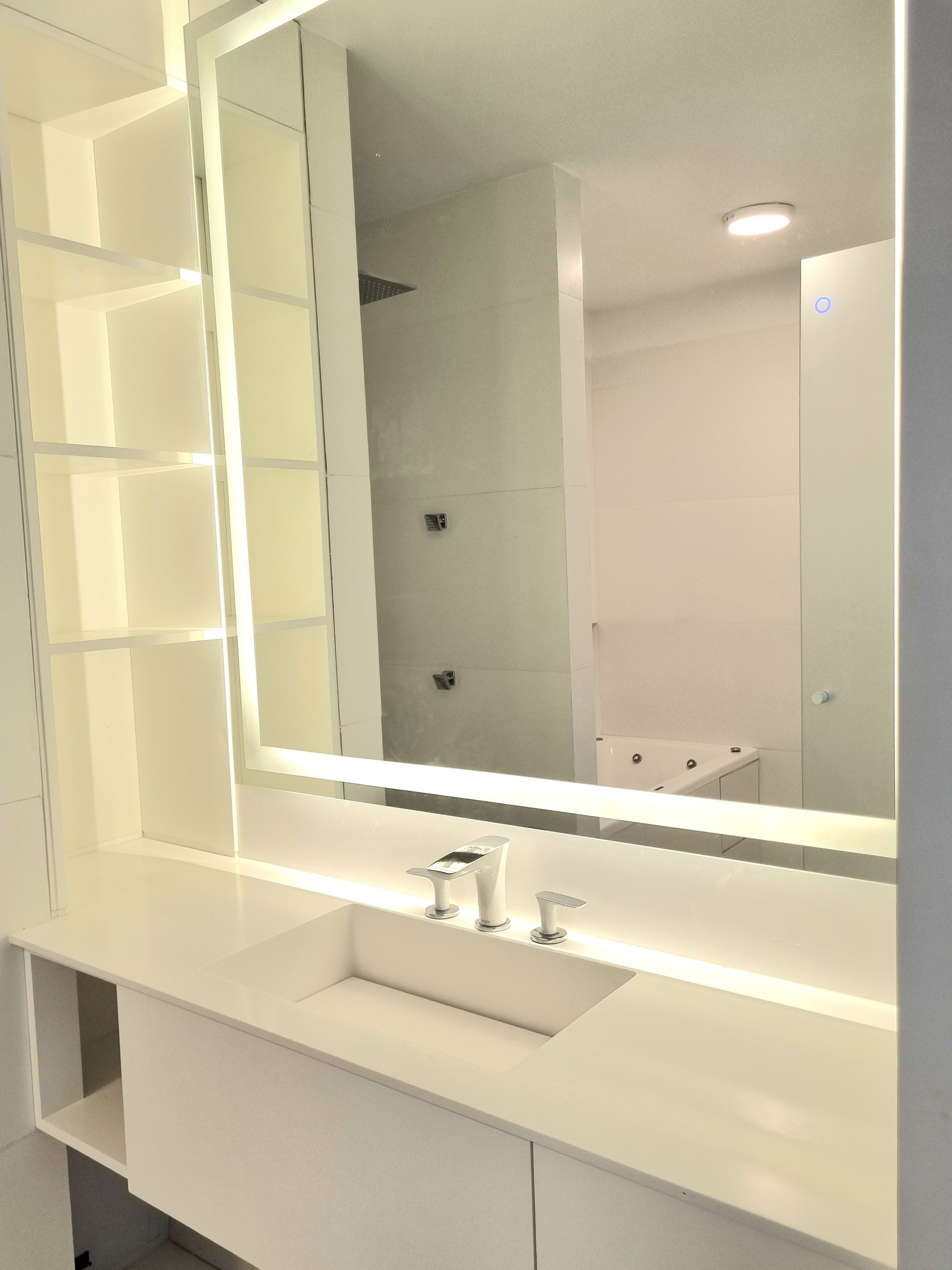 Un baño con un gran espejo y un lavabo.