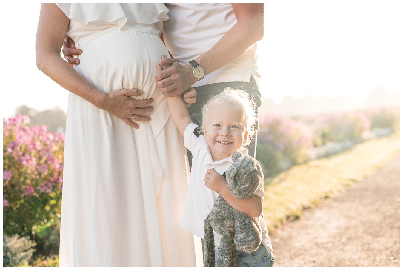 schwangerschaftsshooting-babybauchshooting-mit Geschwisterkind-schwangerschaftsfotograf-schwangerschaftsfotoshooting-muenchen