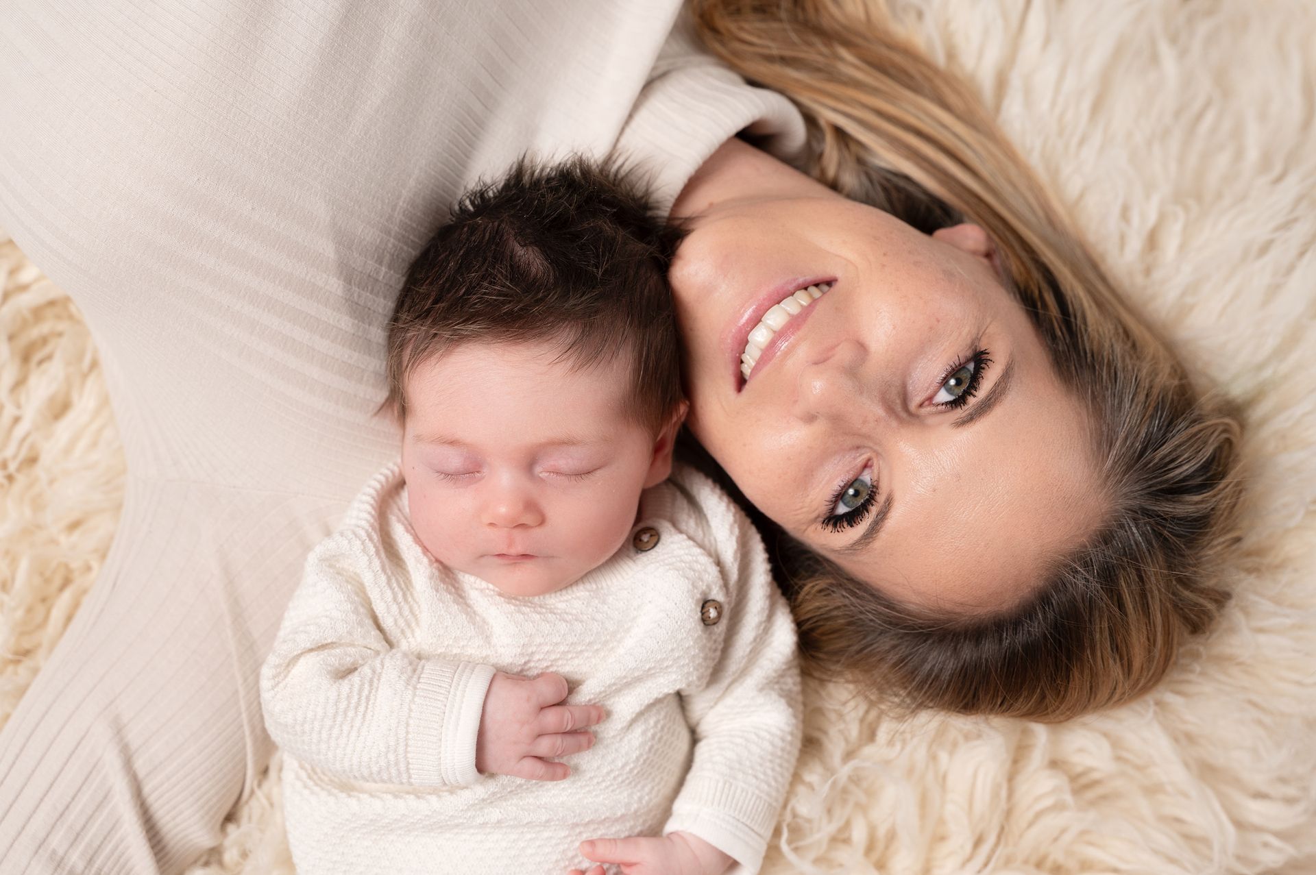 Schlafendes Neugeborenes in heller, zeitloser Umgebung – Idealer Zeitpunkt für Newborn Fotoshootings in München