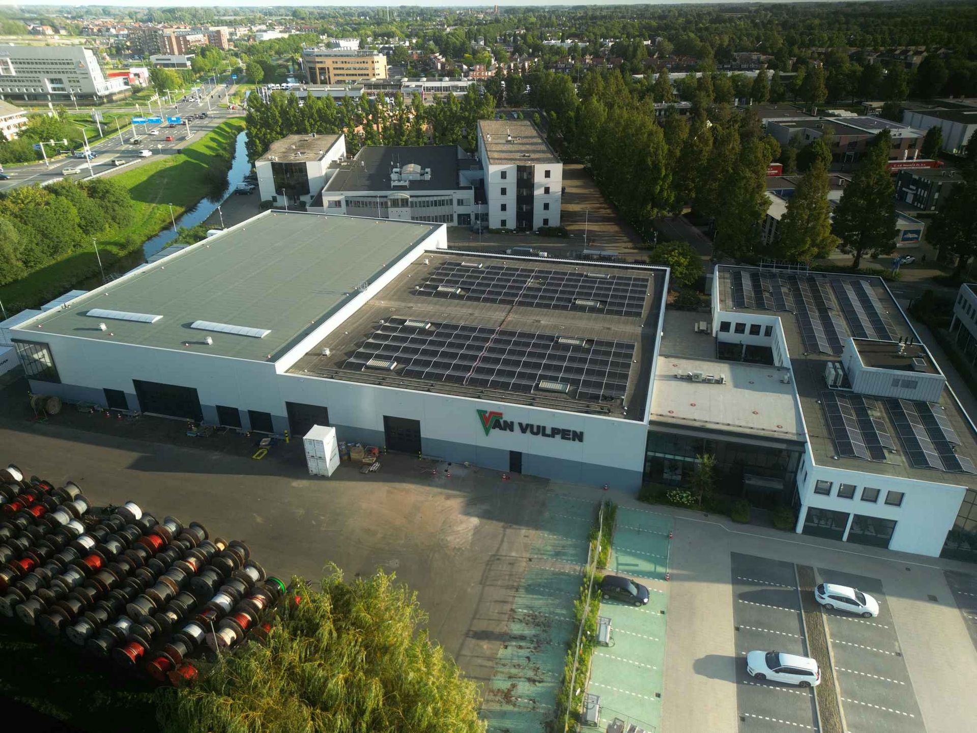 Een luchtfoto van een gebouw met zonnepanelen op het dak